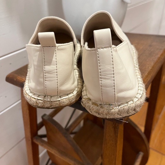 À MTL size 8W they fit more like a nine. Cute but too big for me. - Picture 5 of 7